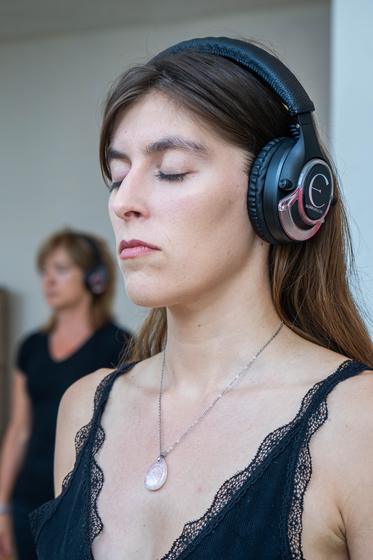 Mujer con auriculares en una sesión de EXPERIMENTA, ojos cerrados, regulando su sistema nervioso
